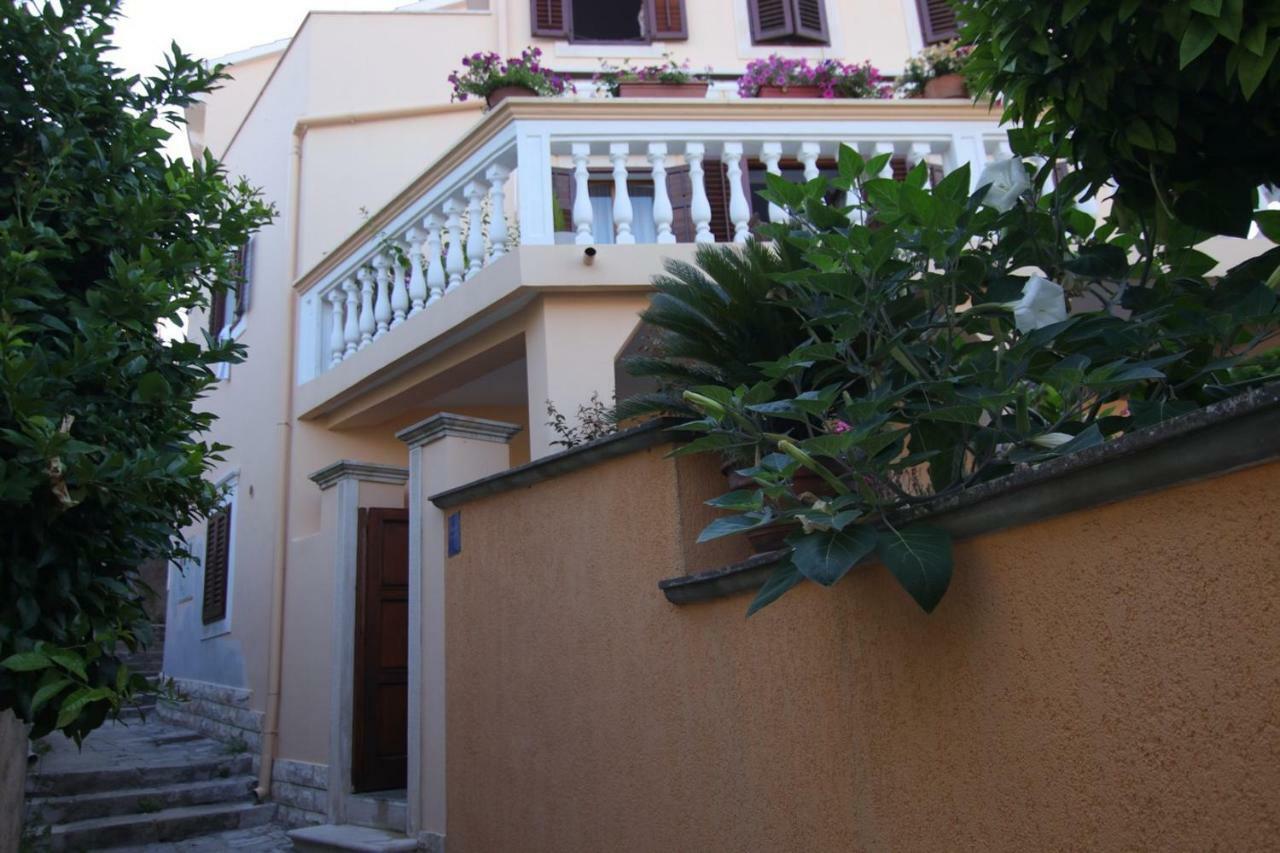 App With A Lovely Patio Mali Lošinj